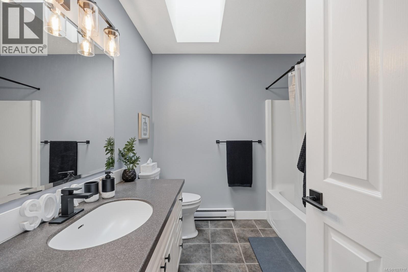 826 Grumman Pl, Comox