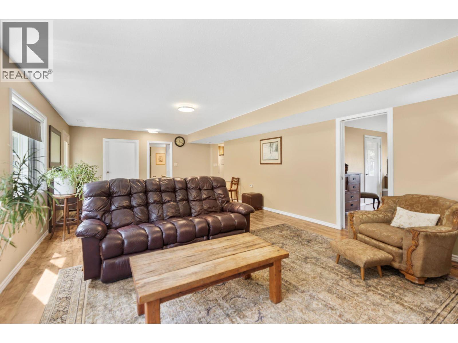 4728 Birch Lane NE, Barriere