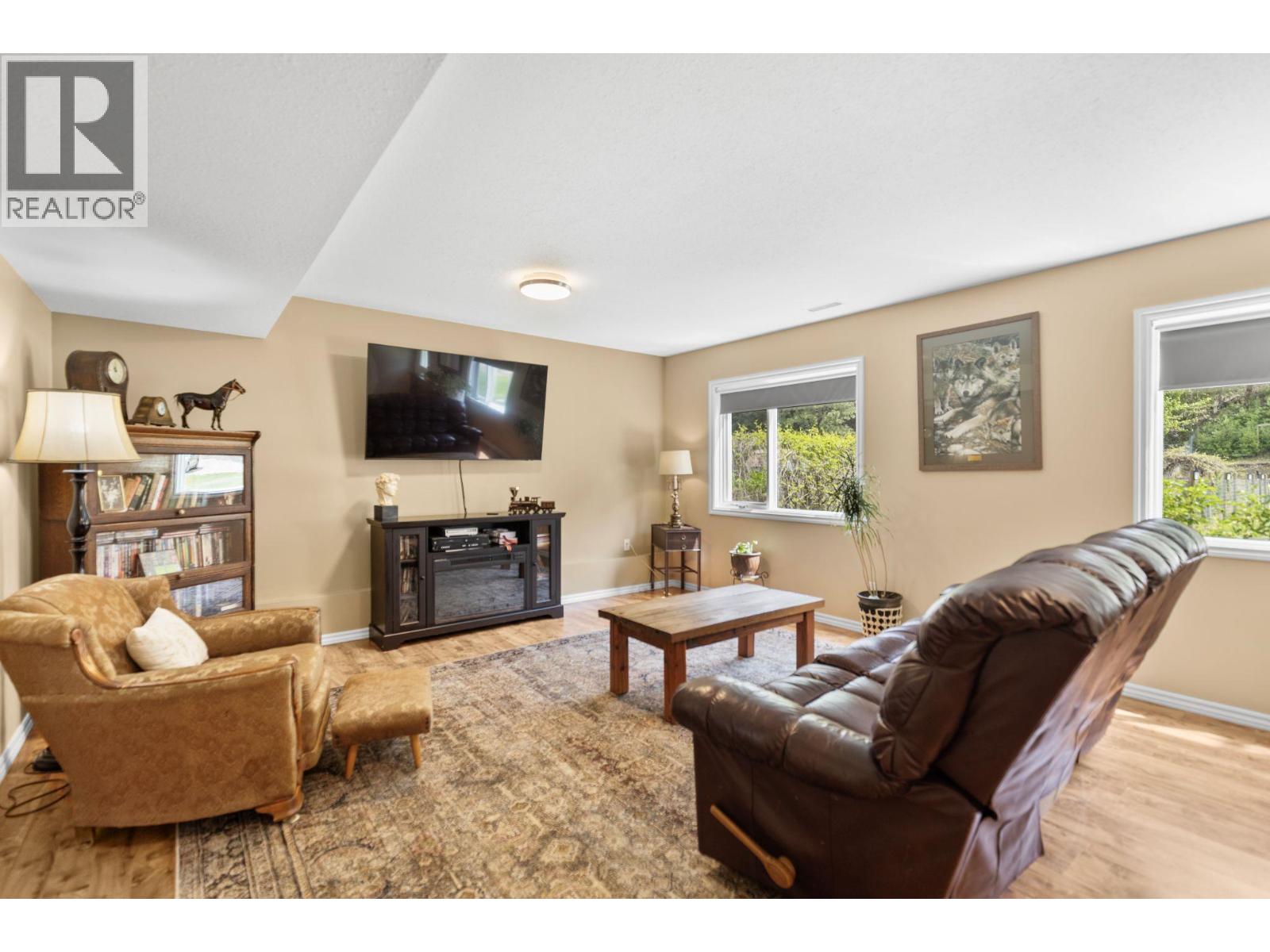 4728 Birch Lane NE, Barriere