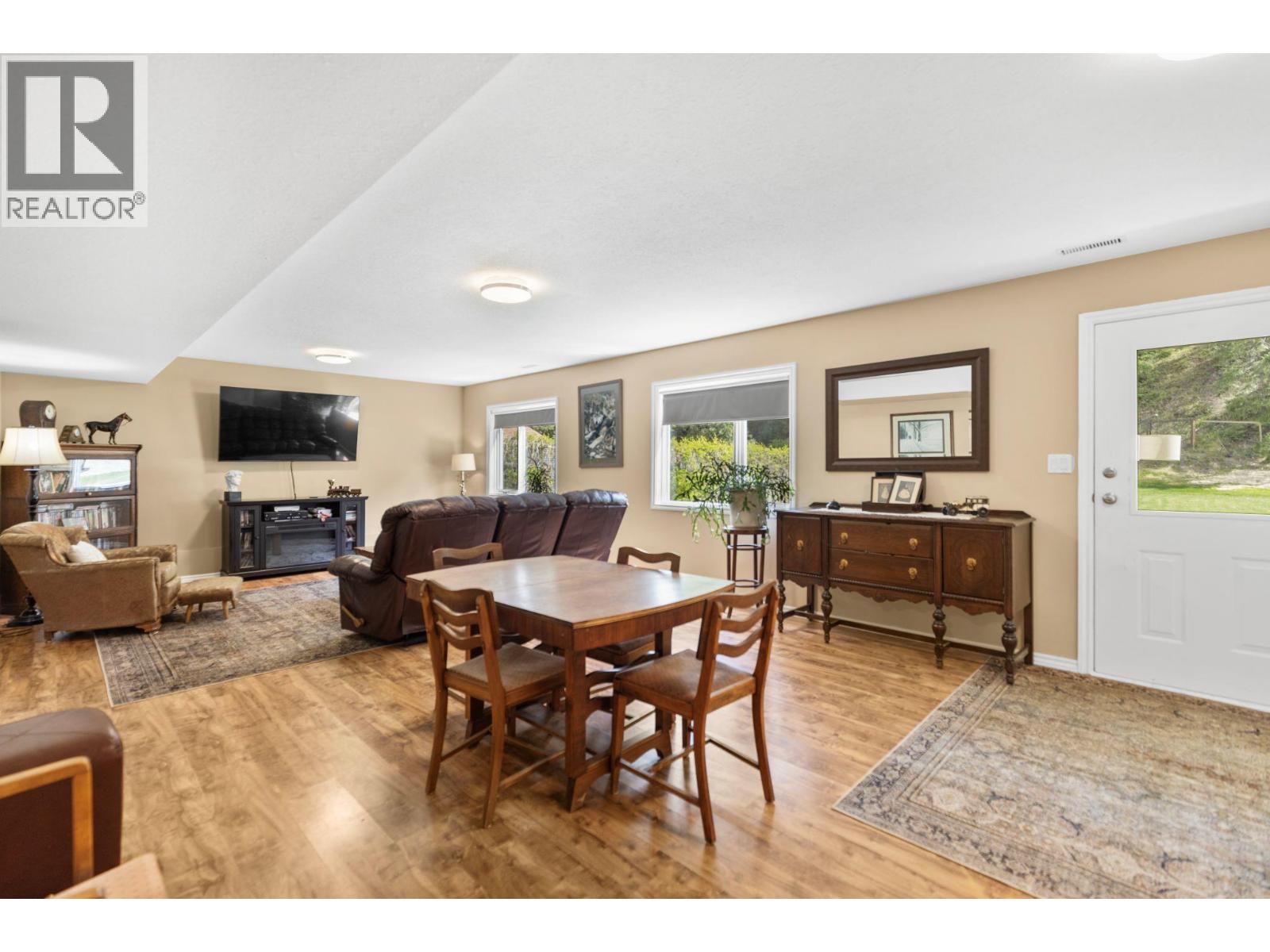 4728 Birch Lane NE, Barriere