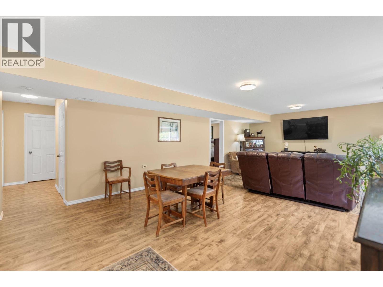 4728 Birch Lane NE, Barriere