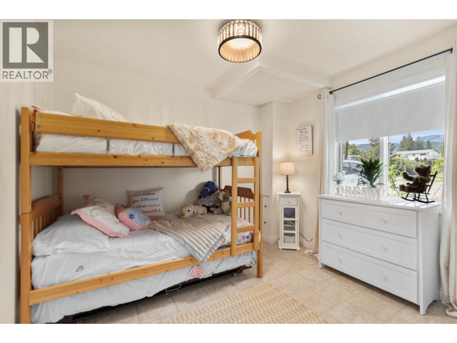 4728 Birch Lane NE, Barriere