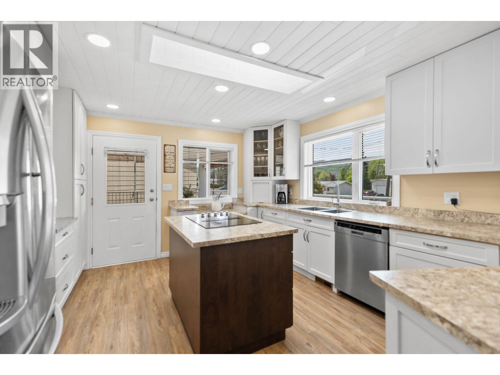 4728 Birch Lane NE, Barriere