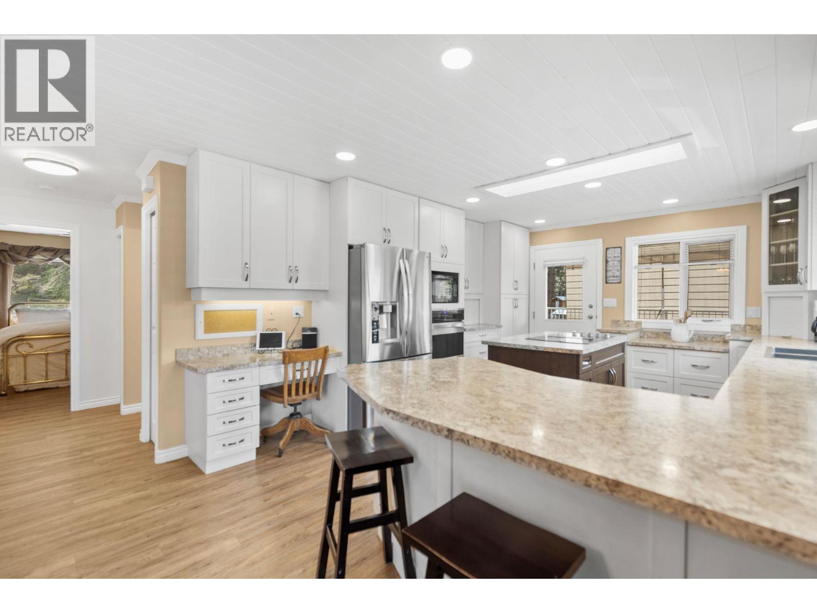 4728 Birch Lane NE, Barriere