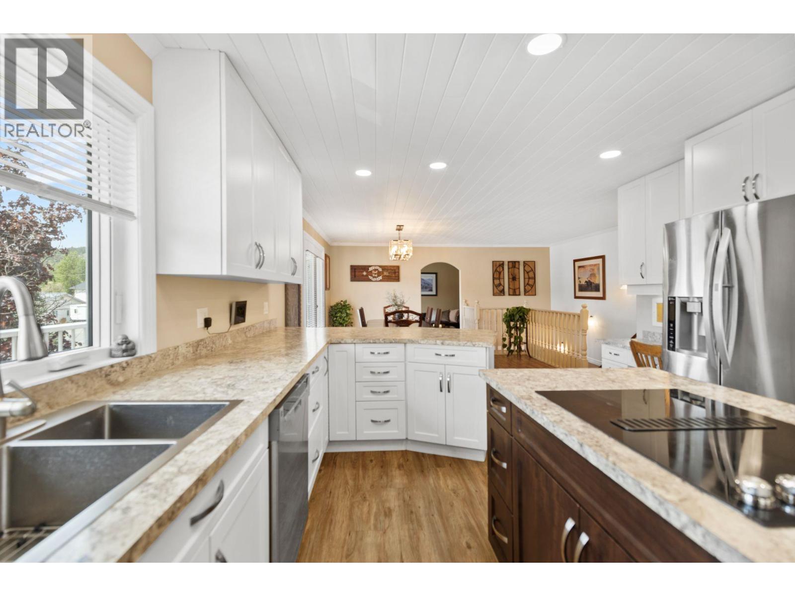 4728 Birch Lane NE, Barriere