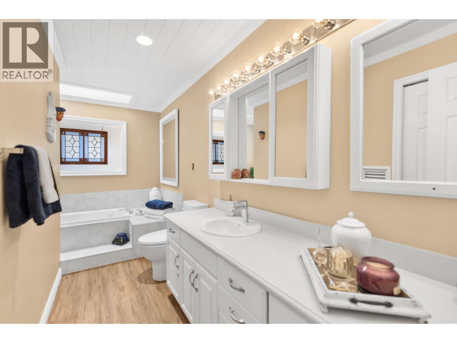 4728 Birch Lane NE, Barriere