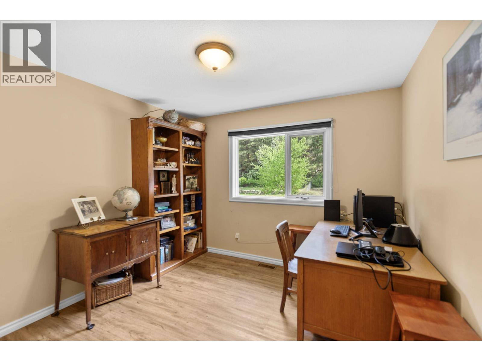 4728 Birch Lane NE, Barriere