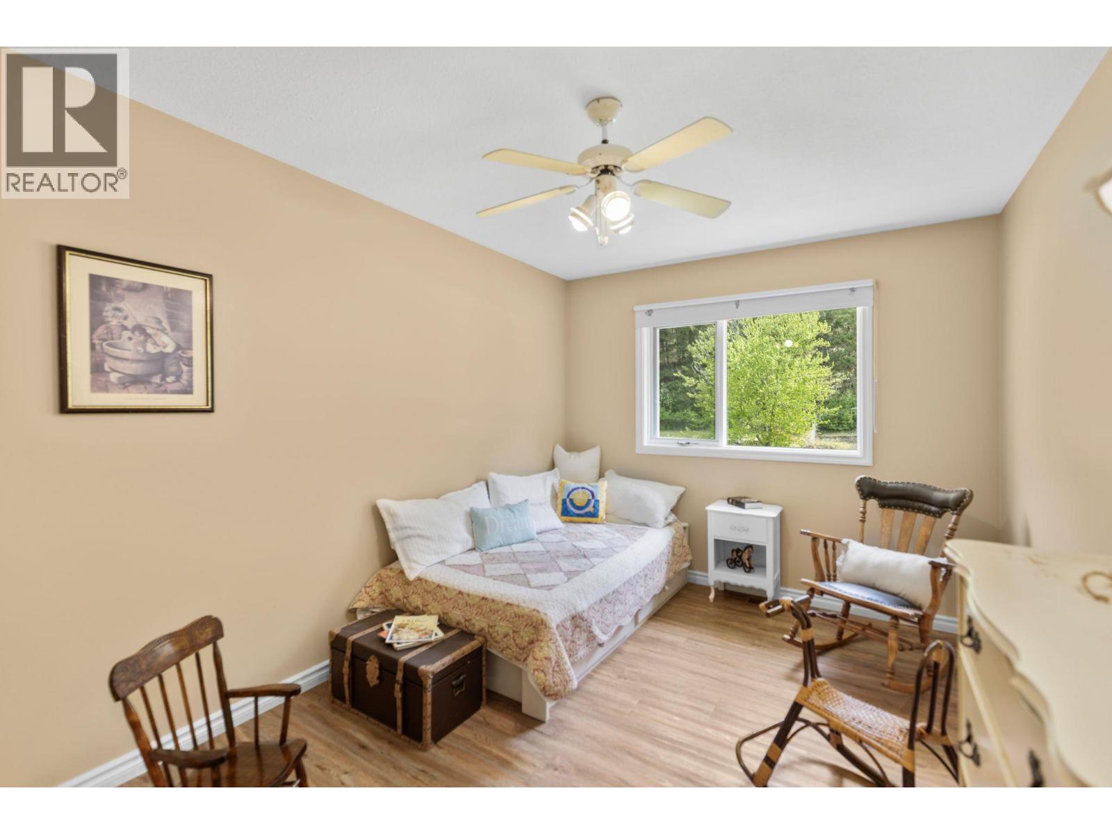 4728 Birch Lane NE, Barriere