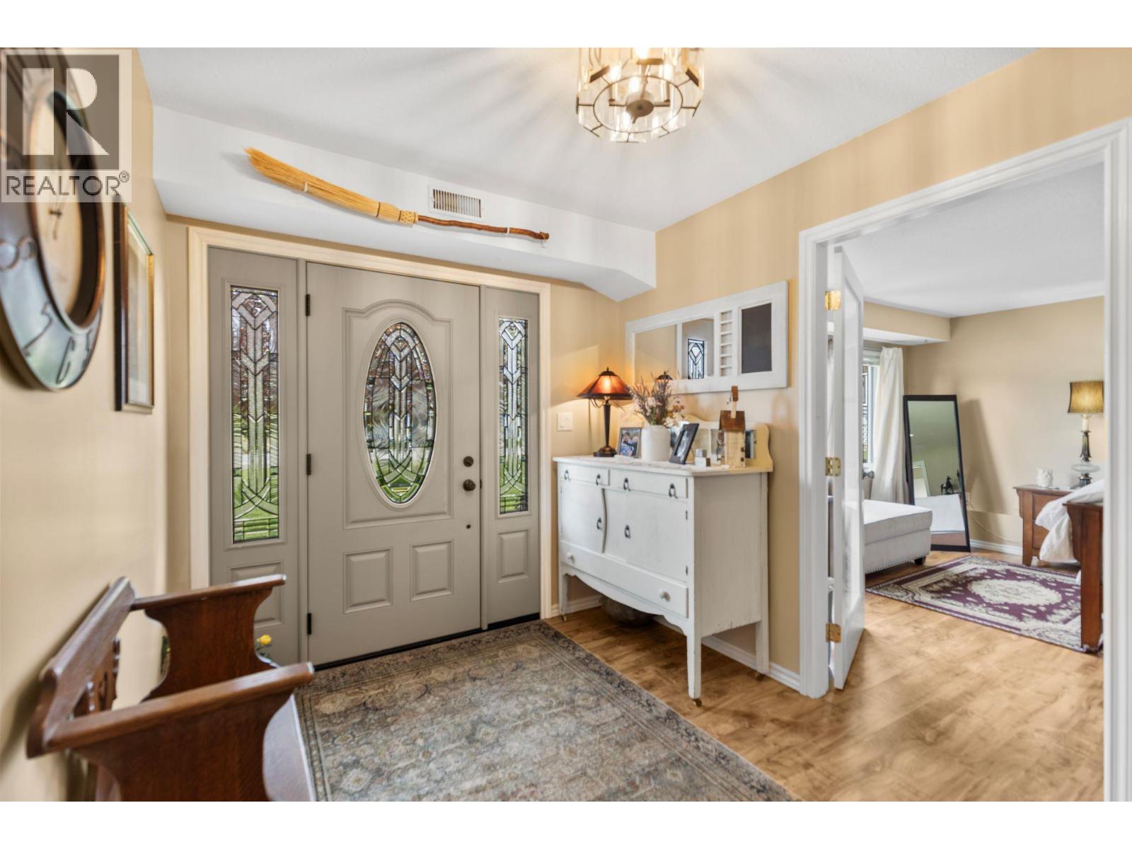 4728 Birch Lane NE, Barriere