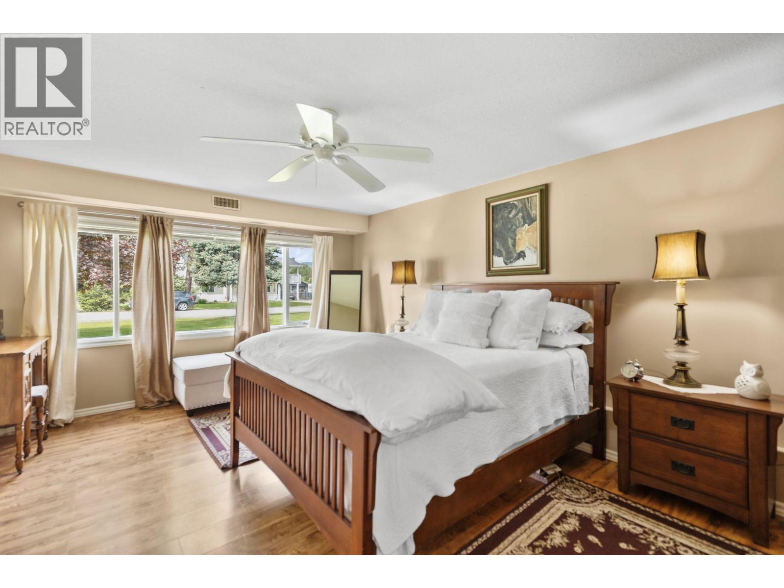 4728 Birch Lane NE, Barriere