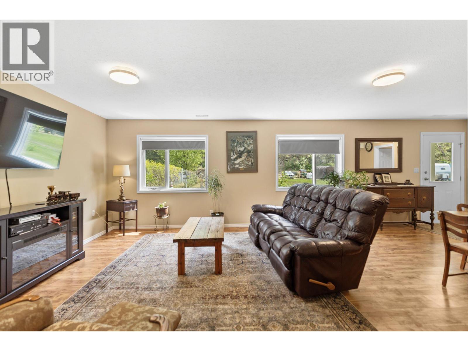 4728 Birch Lane NE, Barriere