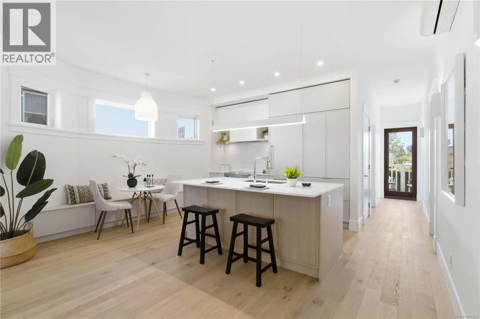 3 1915 Fernwood Road, Victoria