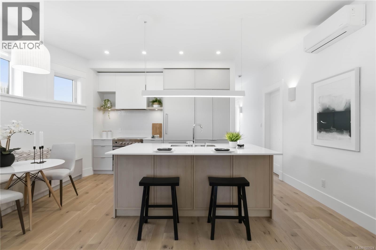 3 1915 Fernwood Road, Victoria