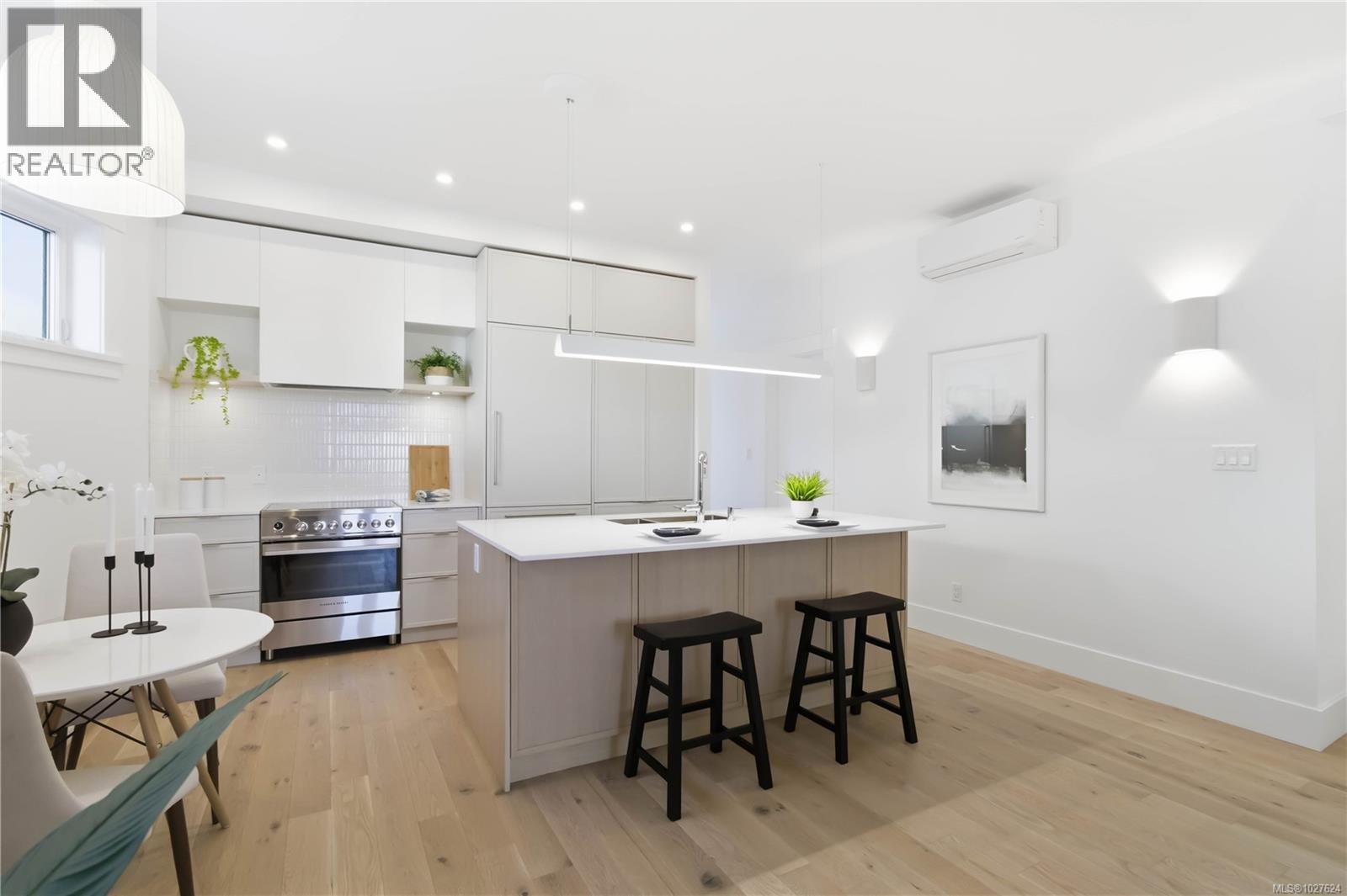 3 1915 Fernwood Road, Victoria