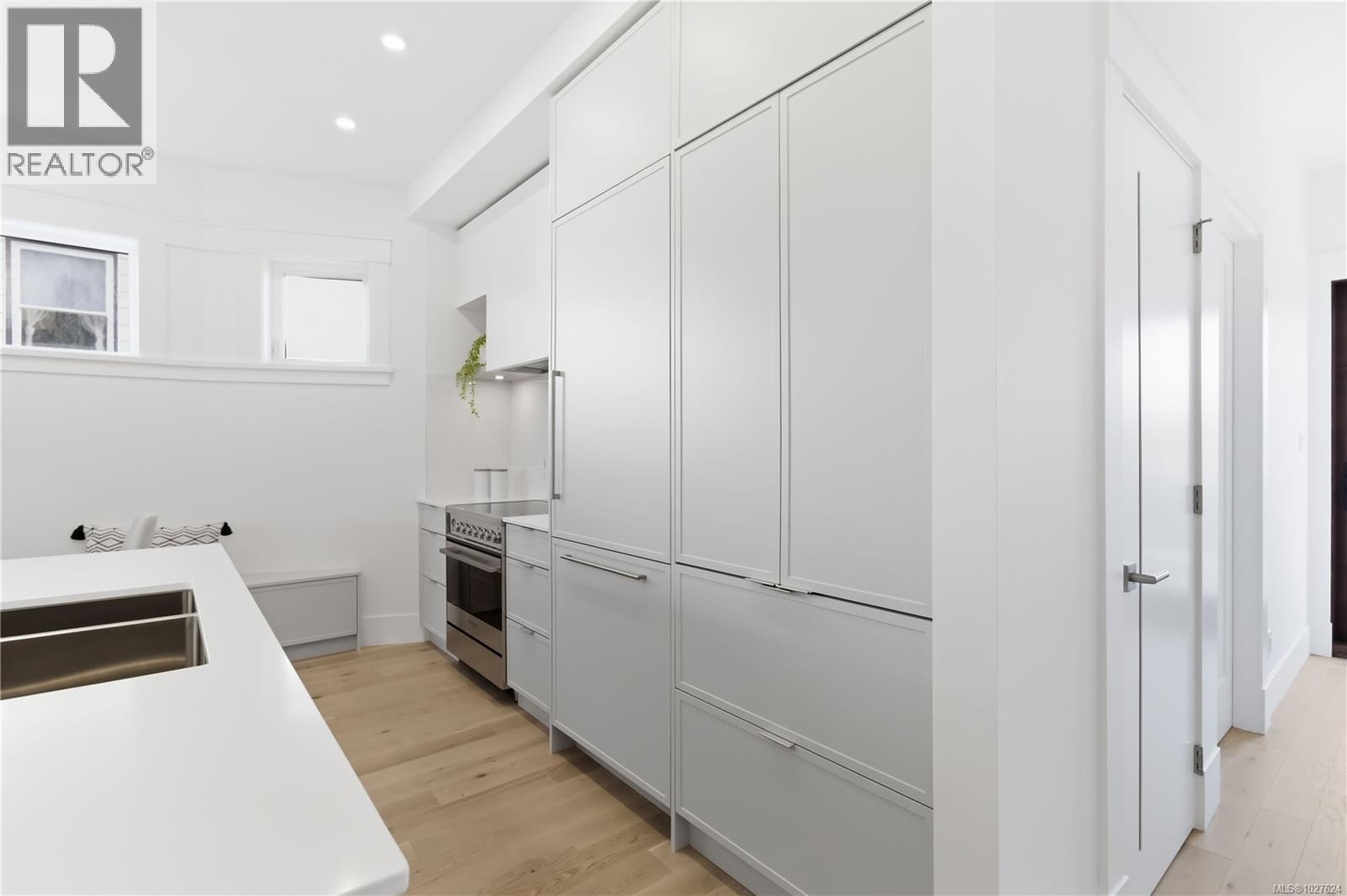 3 1915 Fernwood Road, Victoria