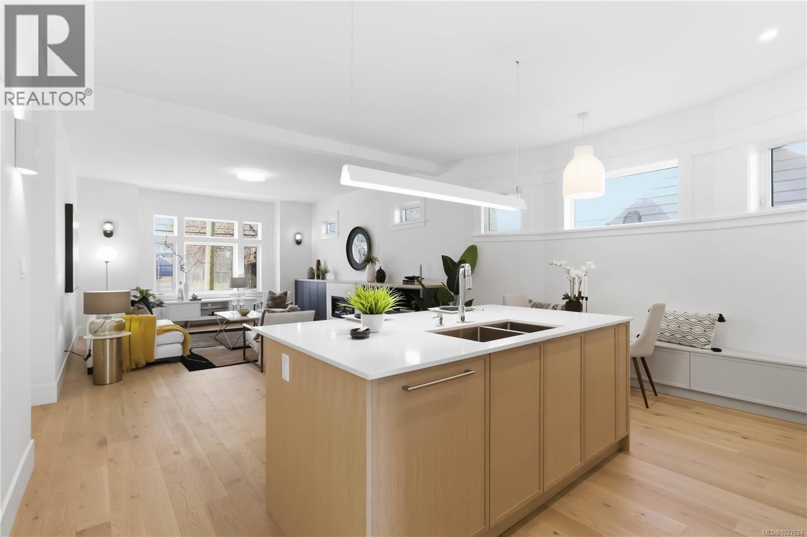 3 1915 Fernwood Road, Victoria