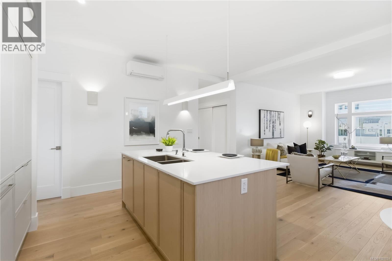 3 1915 Fernwood Road, Victoria