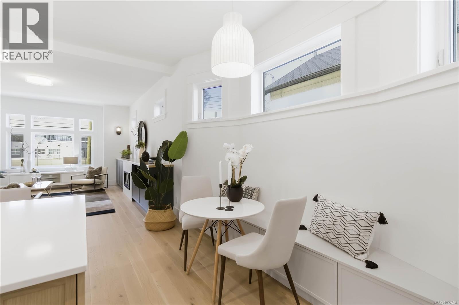 3 1915 Fernwood Road, Victoria