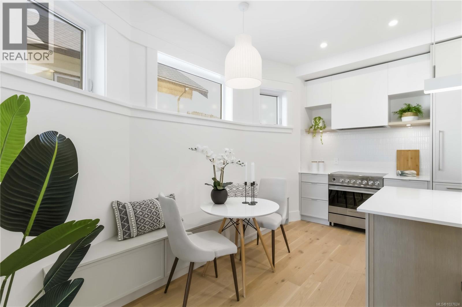 3 1915 Fernwood Road, Victoria