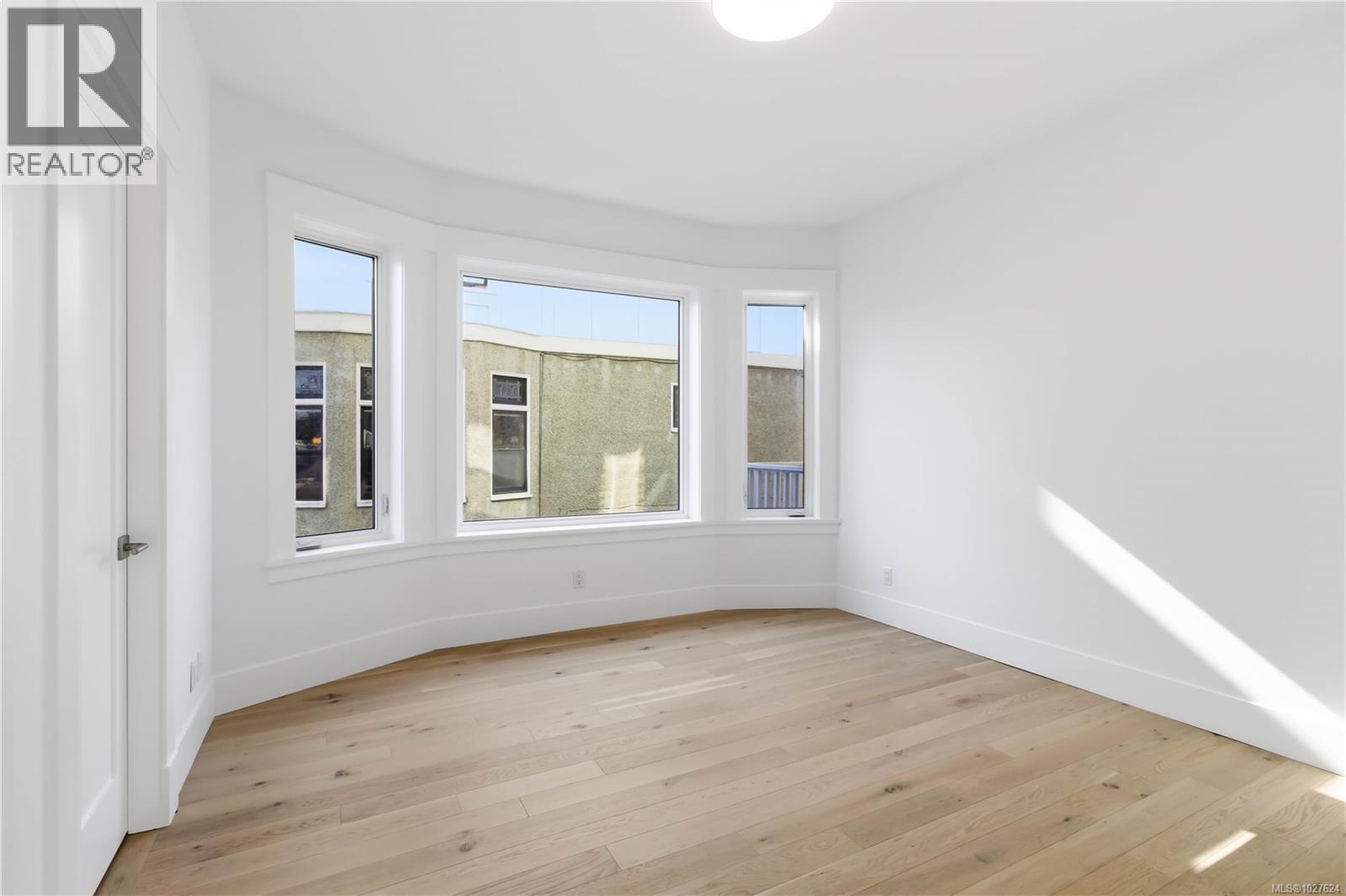 3 1915 Fernwood Road, Victoria