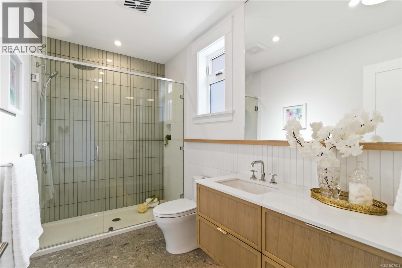 3 1915 Fernwood Road, Victoria