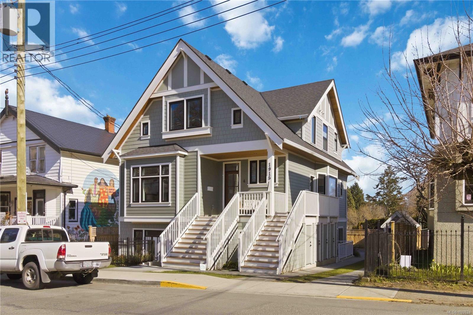 3 1915 Fernwood Road, Victoria