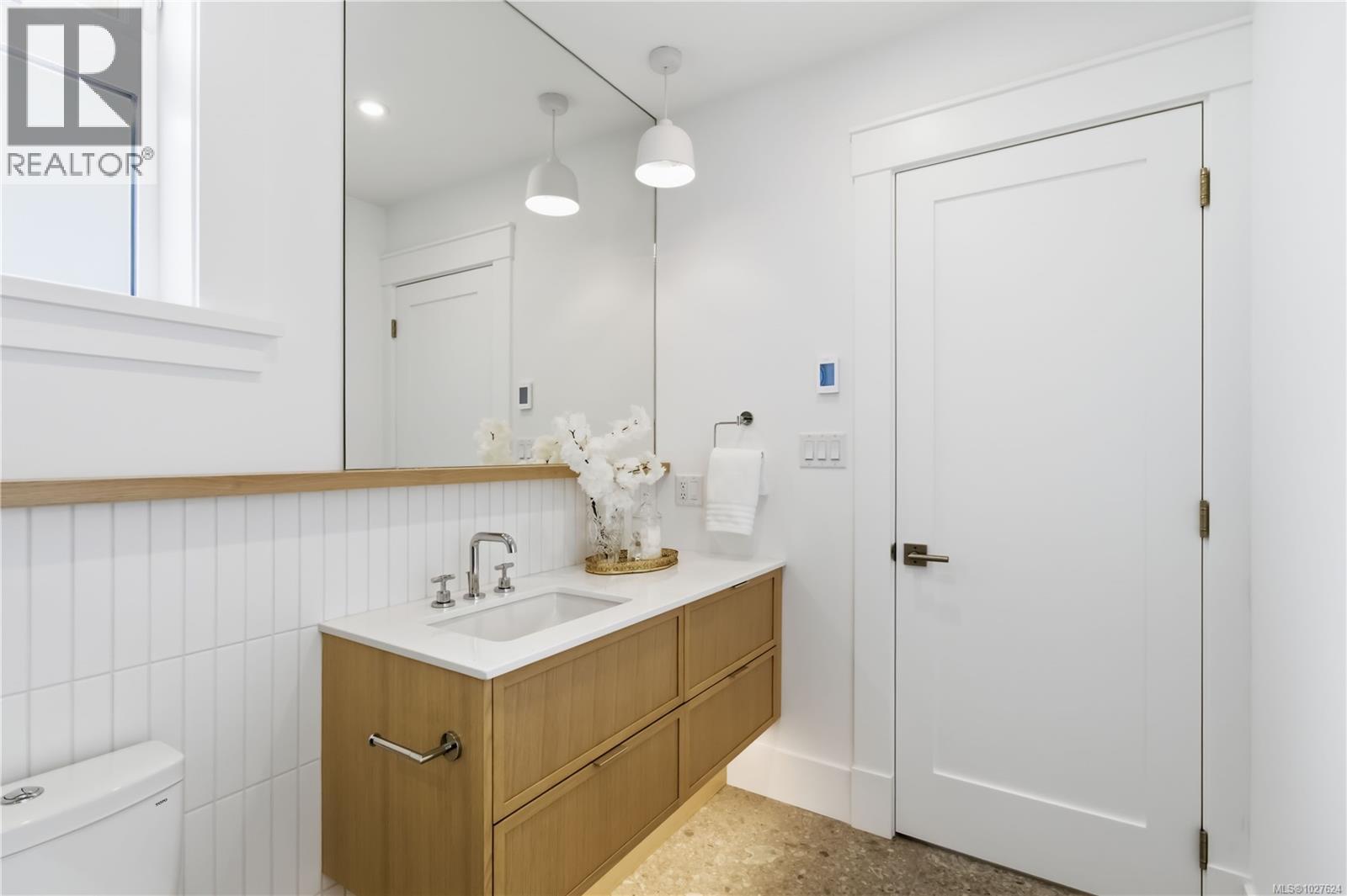 3 1915 Fernwood Road, Victoria