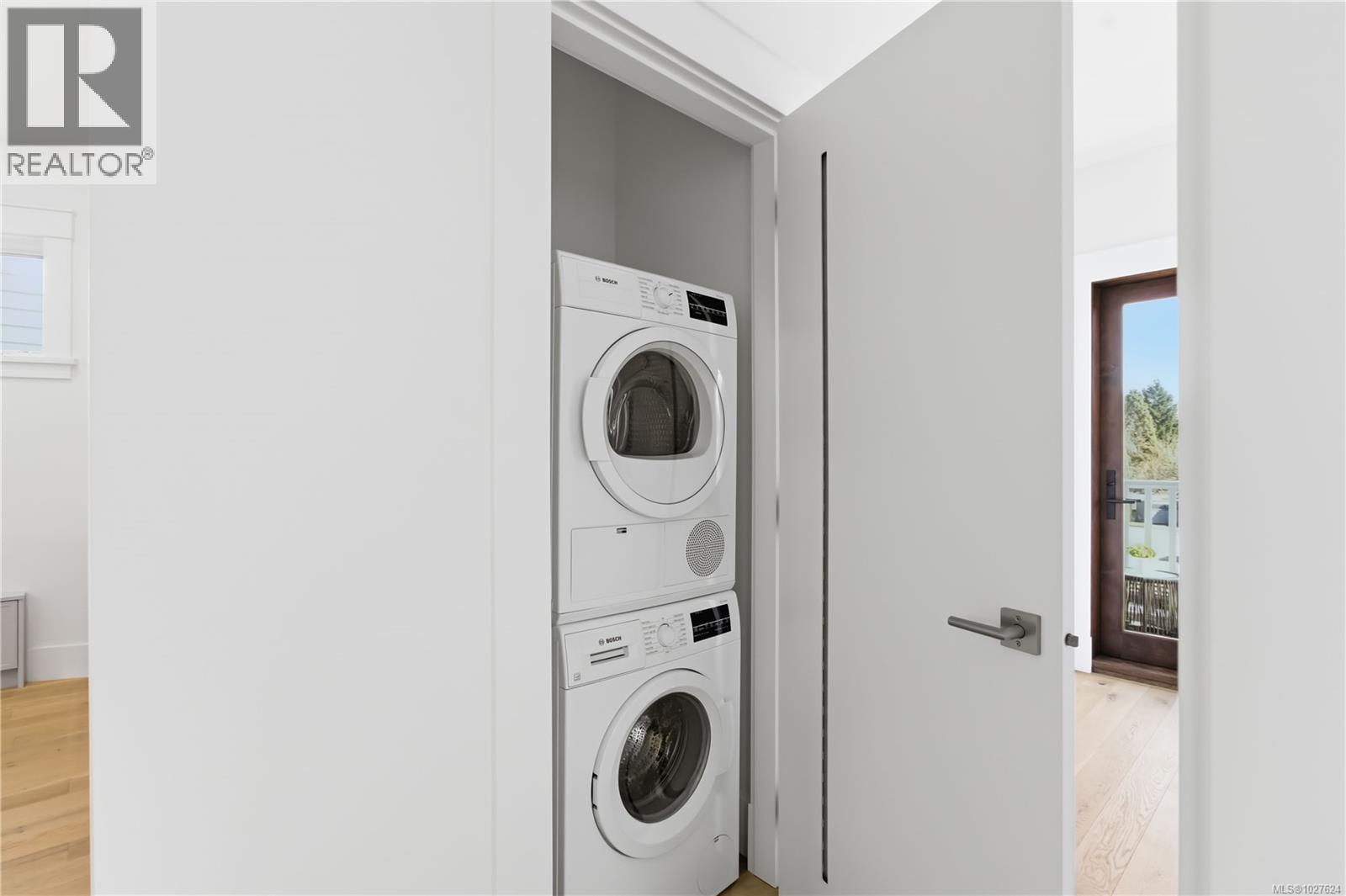 3 1915 Fernwood Road, Victoria