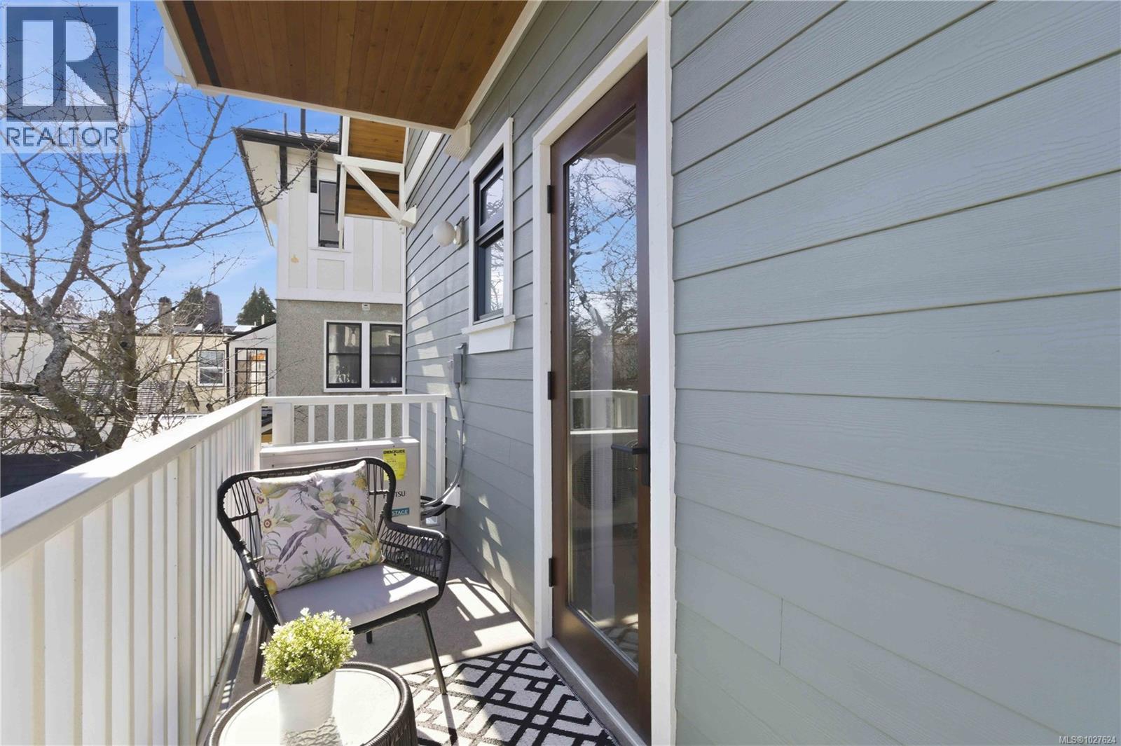 3 1915 Fernwood Road, Victoria