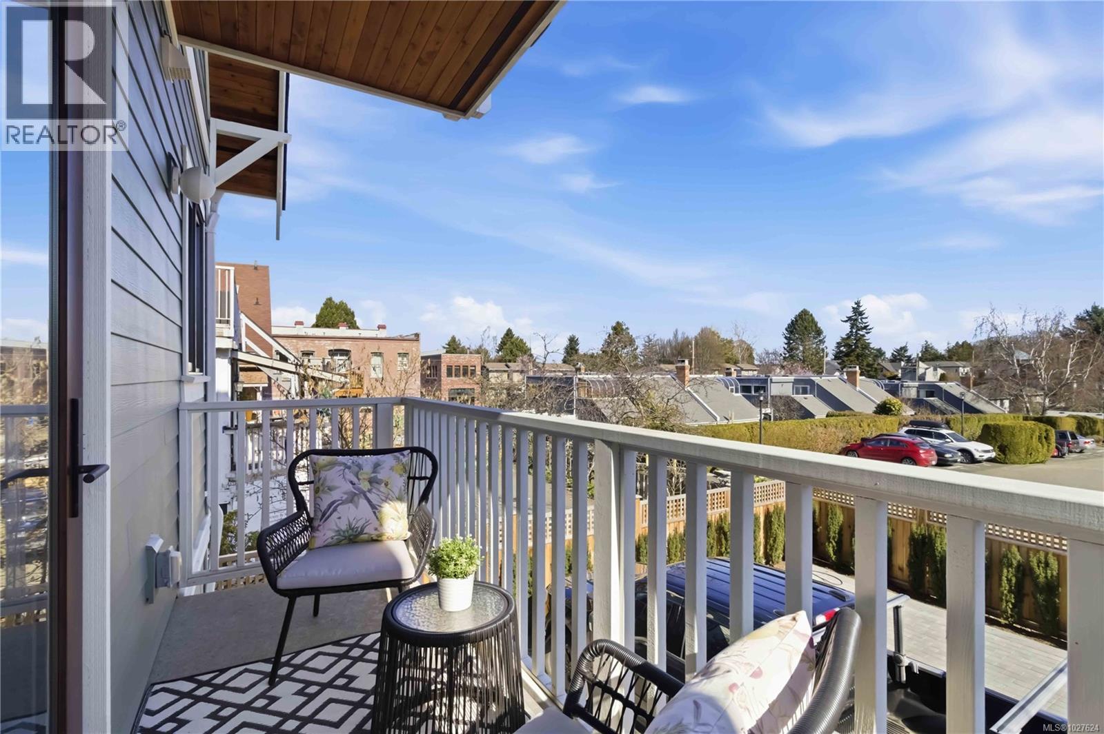 3 1915 Fernwood Road, Victoria