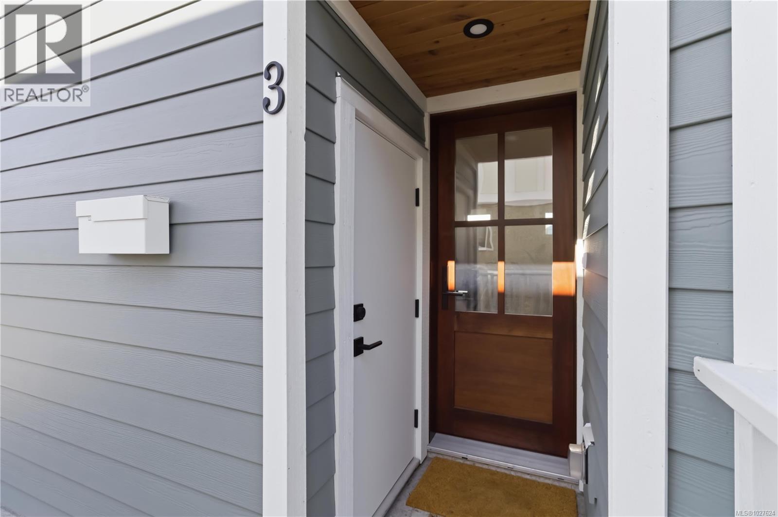 3 1915 Fernwood Road, Victoria