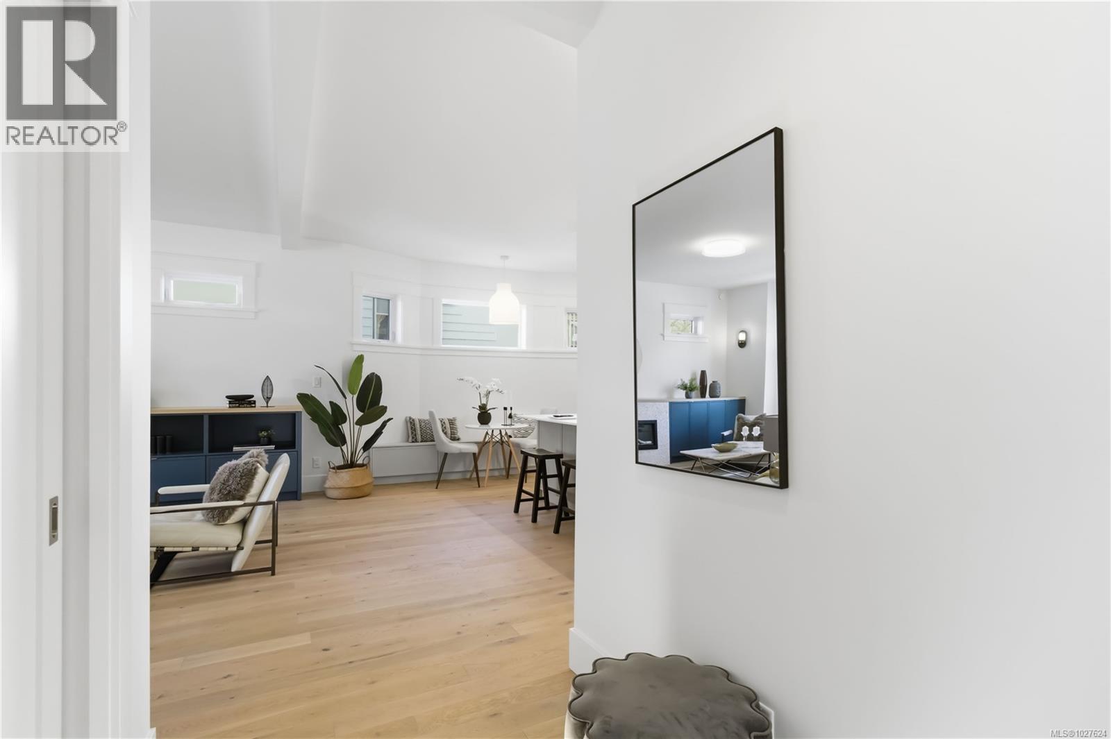 3 1915 Fernwood Road, Victoria