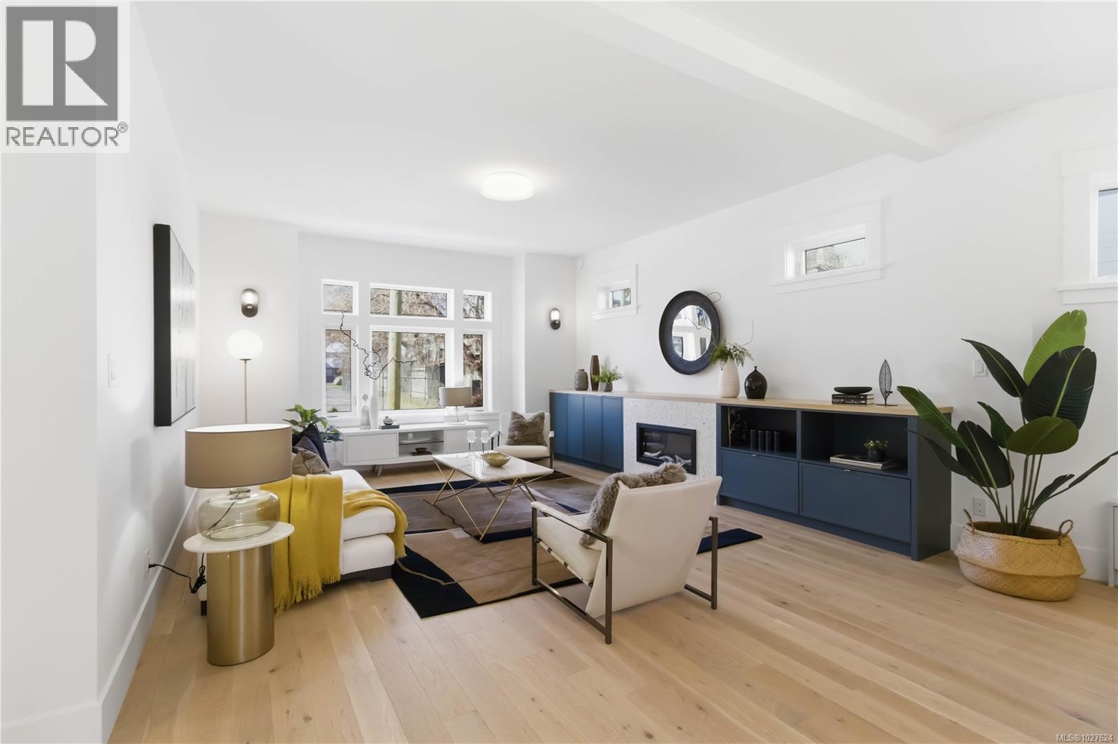 3 1915 Fernwood Road, Victoria