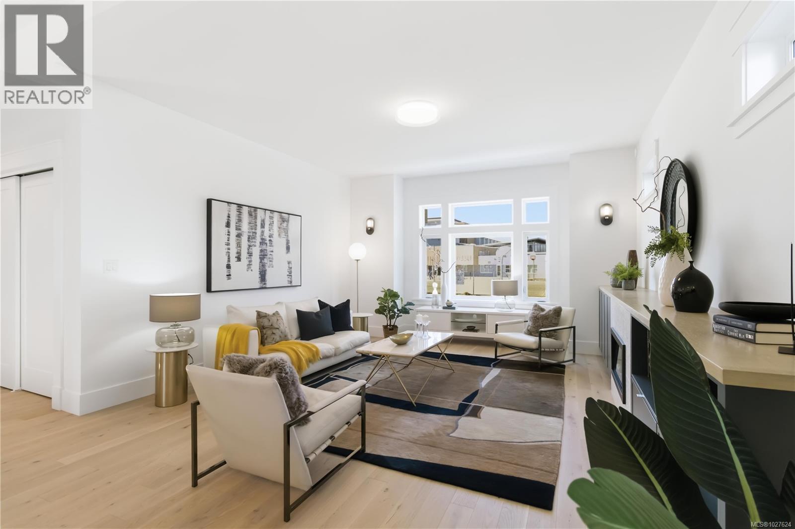 3 1915 Fernwood Road, Victoria