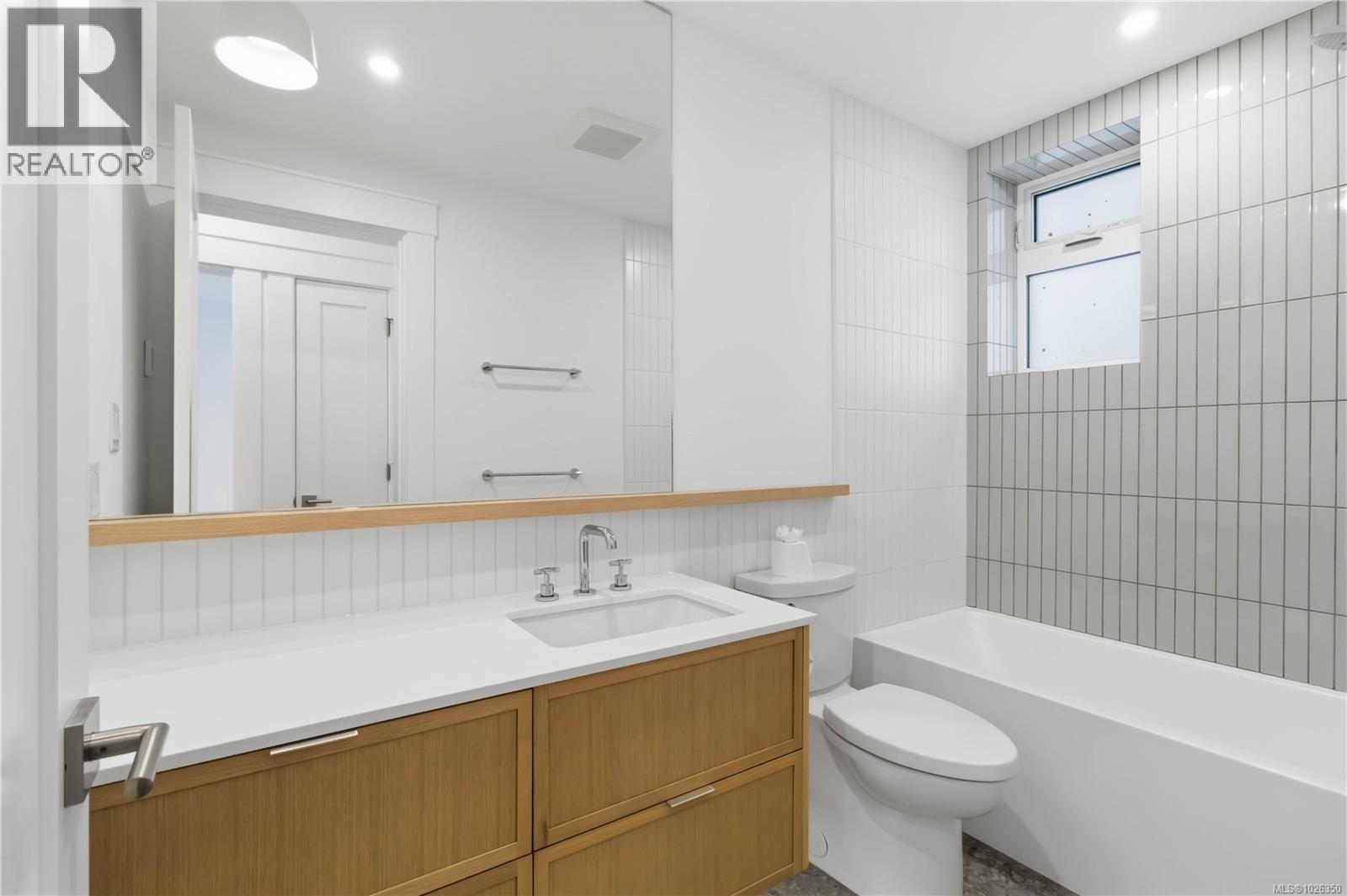 1 1915 Fernwood Road, Victoria