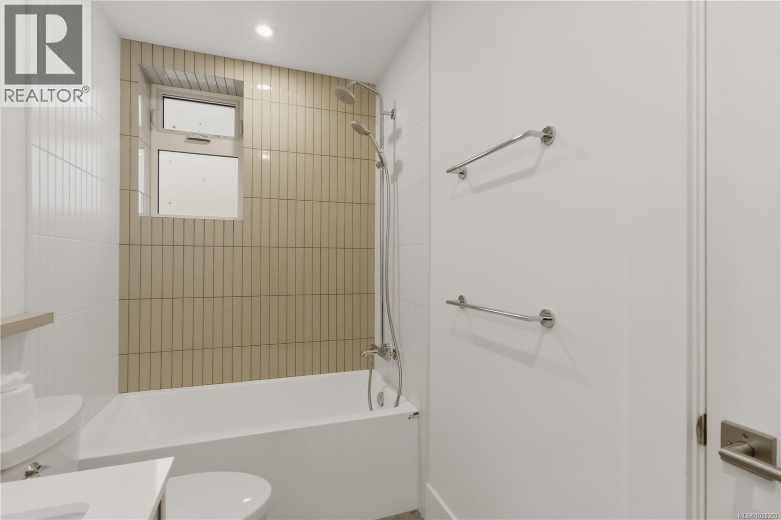 1 1915 Fernwood Road, Victoria