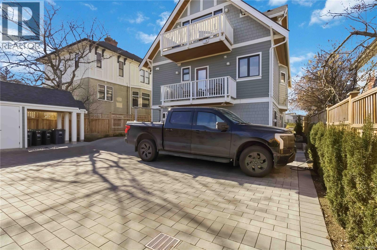 1 1915 Fernwood Road, Victoria