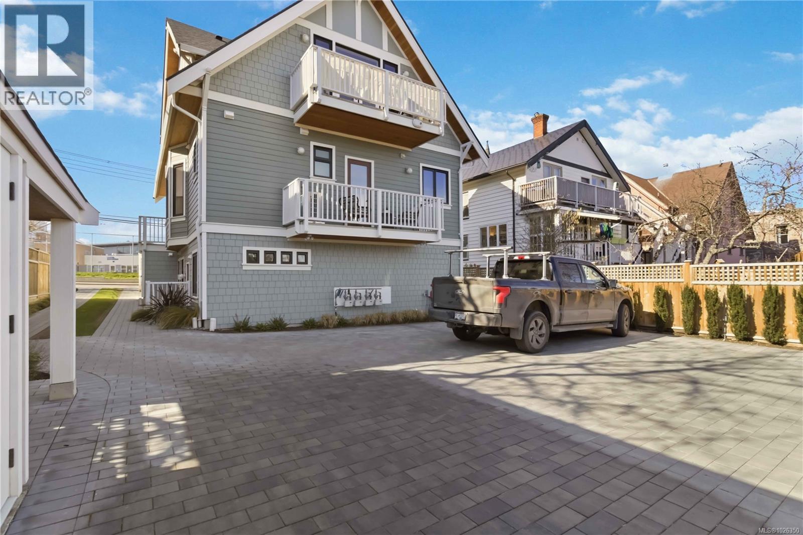 1 1915 Fernwood Road, Victoria