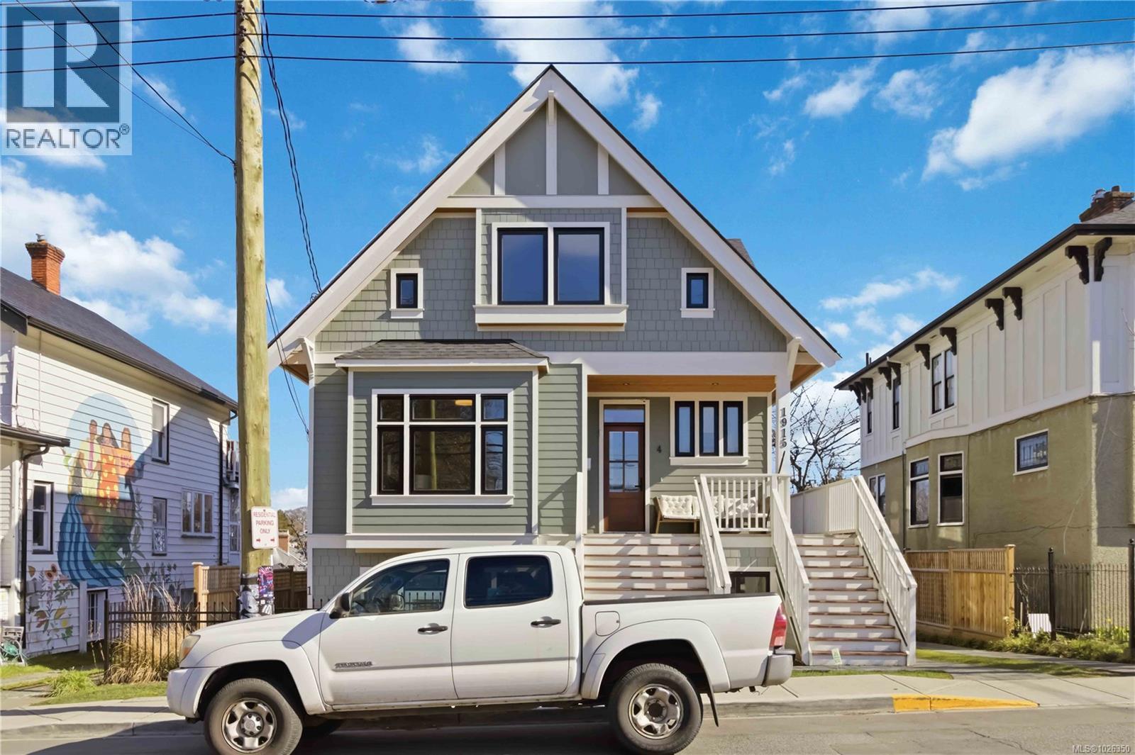 1 1915 Fernwood Road, Victoria