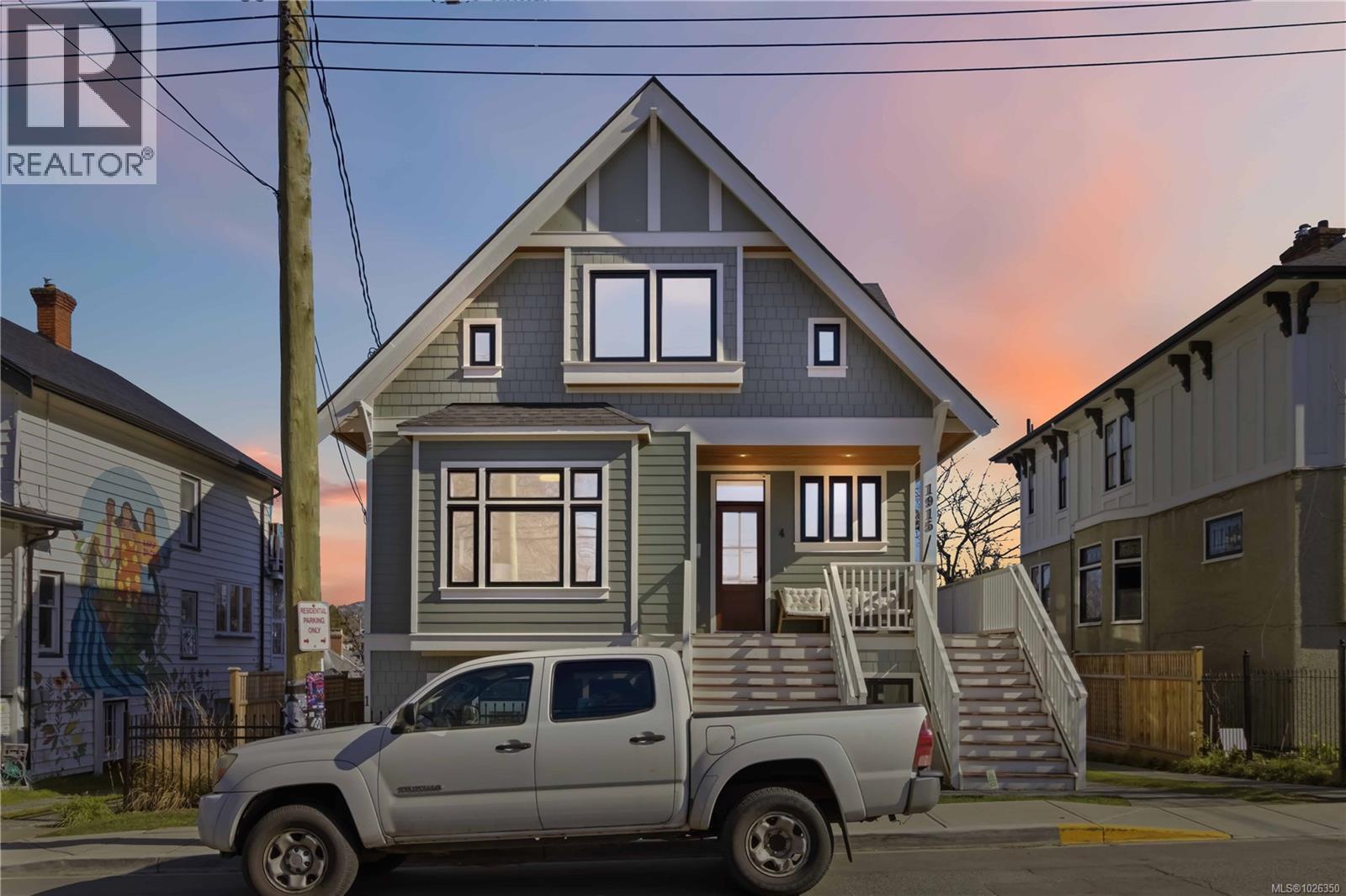 1 1915 Fernwood Road, Victoria