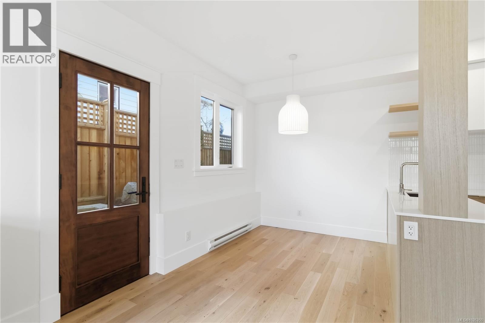 1 1915 Fernwood Road, Victoria