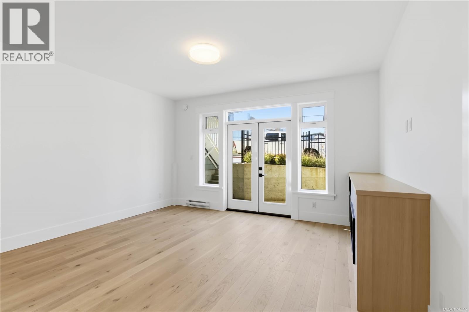 1 1915 Fernwood Road, Victoria