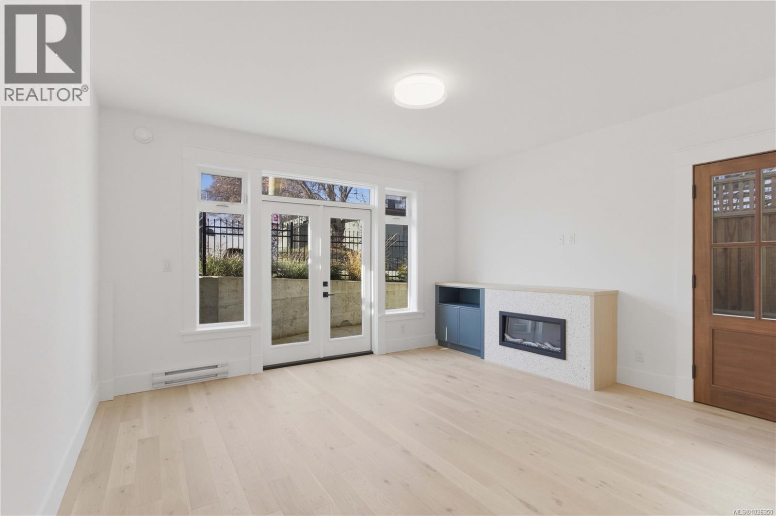 1 1915 Fernwood Road, Victoria