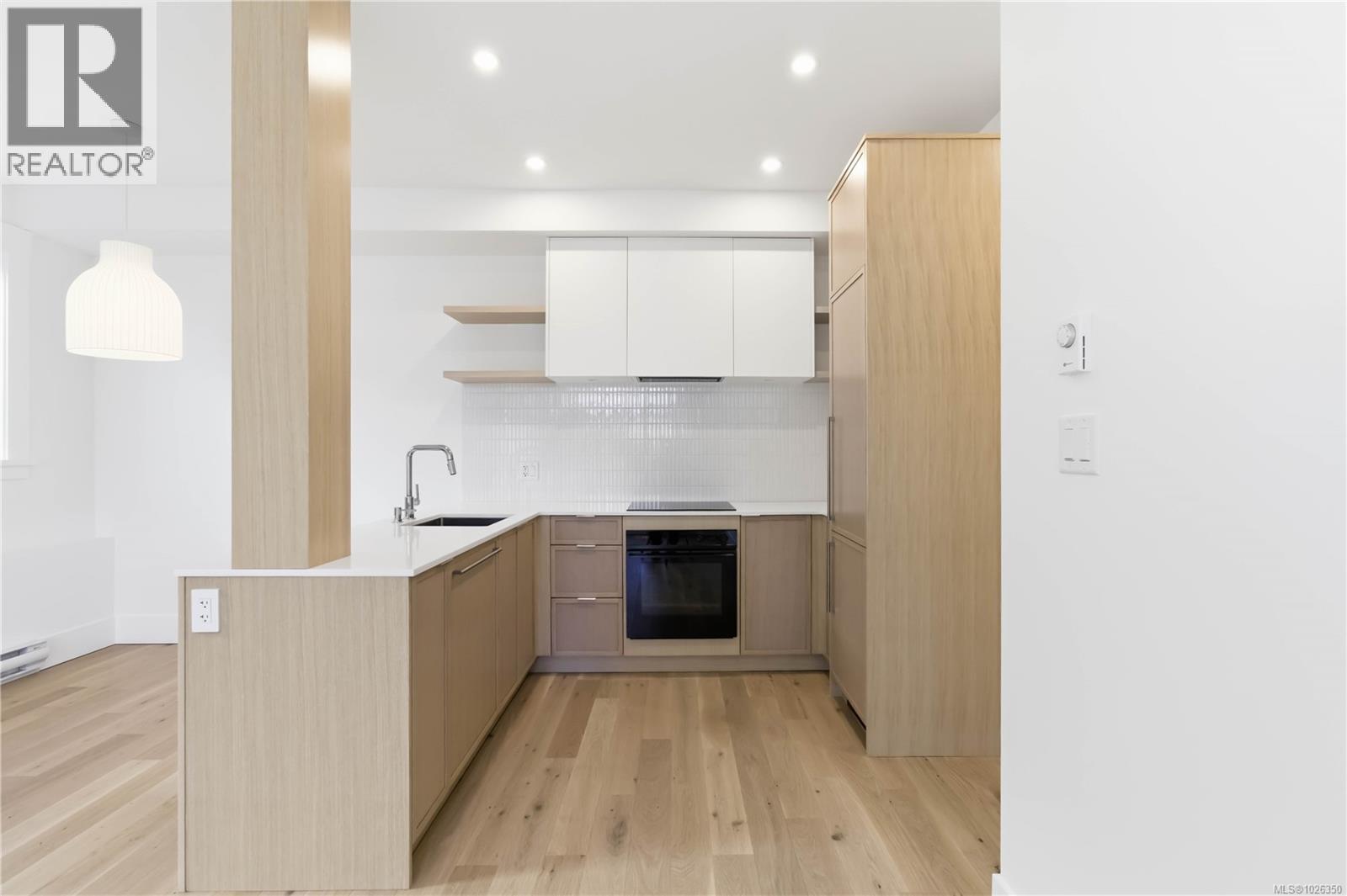 1 1915 Fernwood Road, Victoria