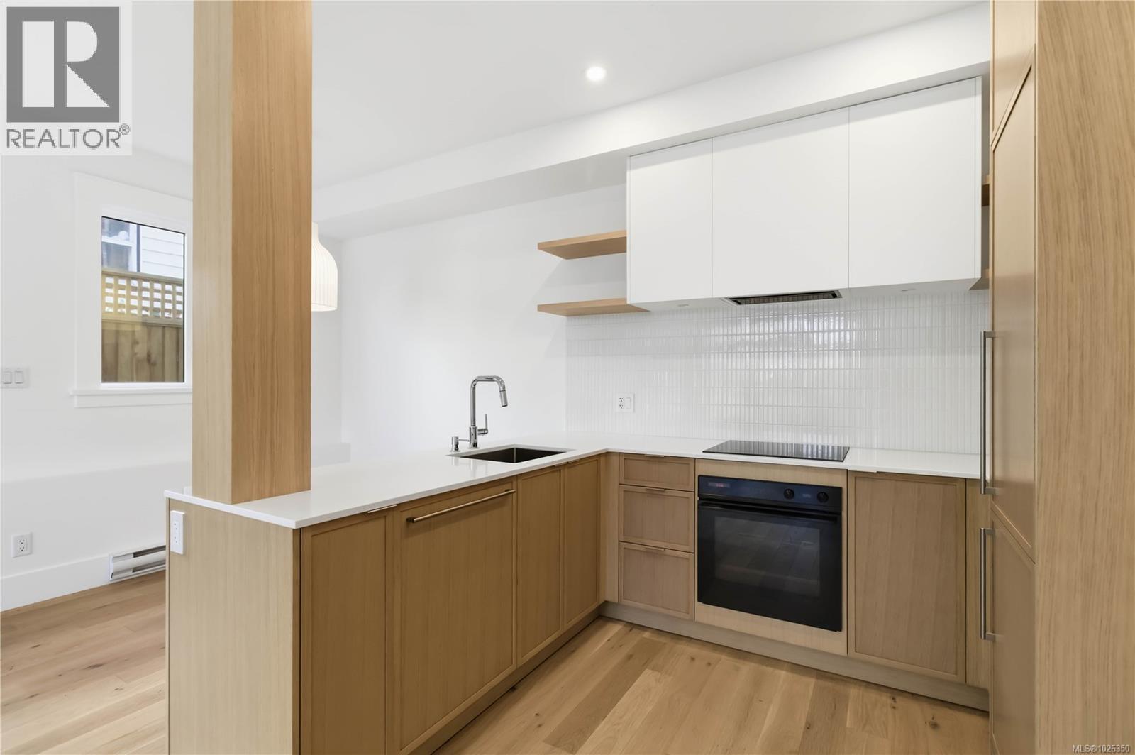 1 1915 Fernwood Road, Victoria