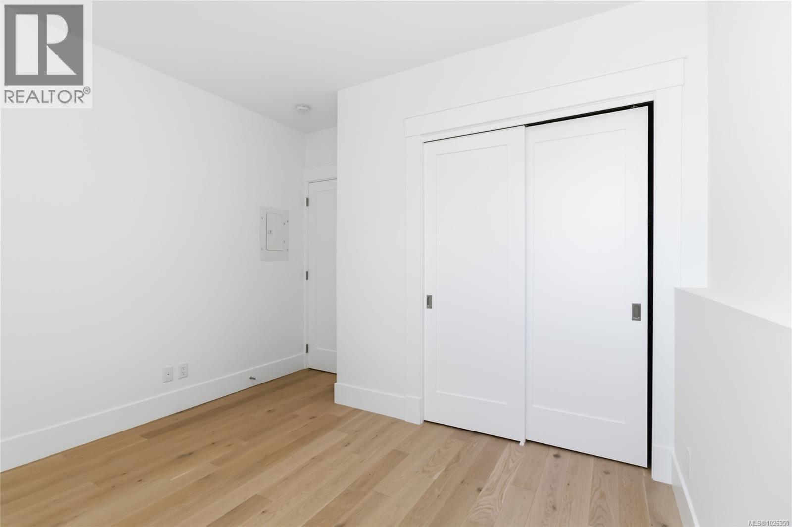 1 1915 Fernwood Road, Victoria