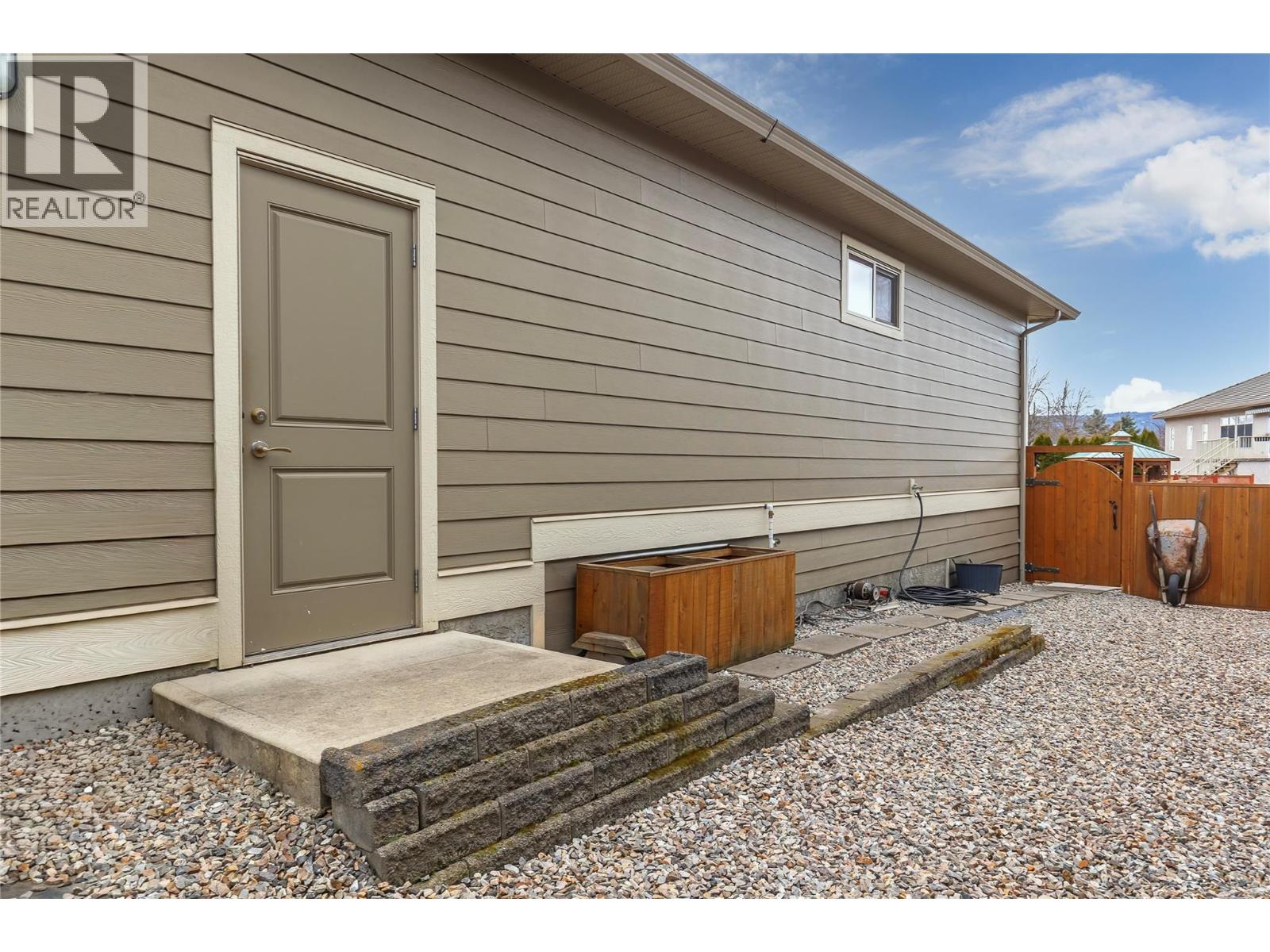 2372 Oglow Drive, Armstrong