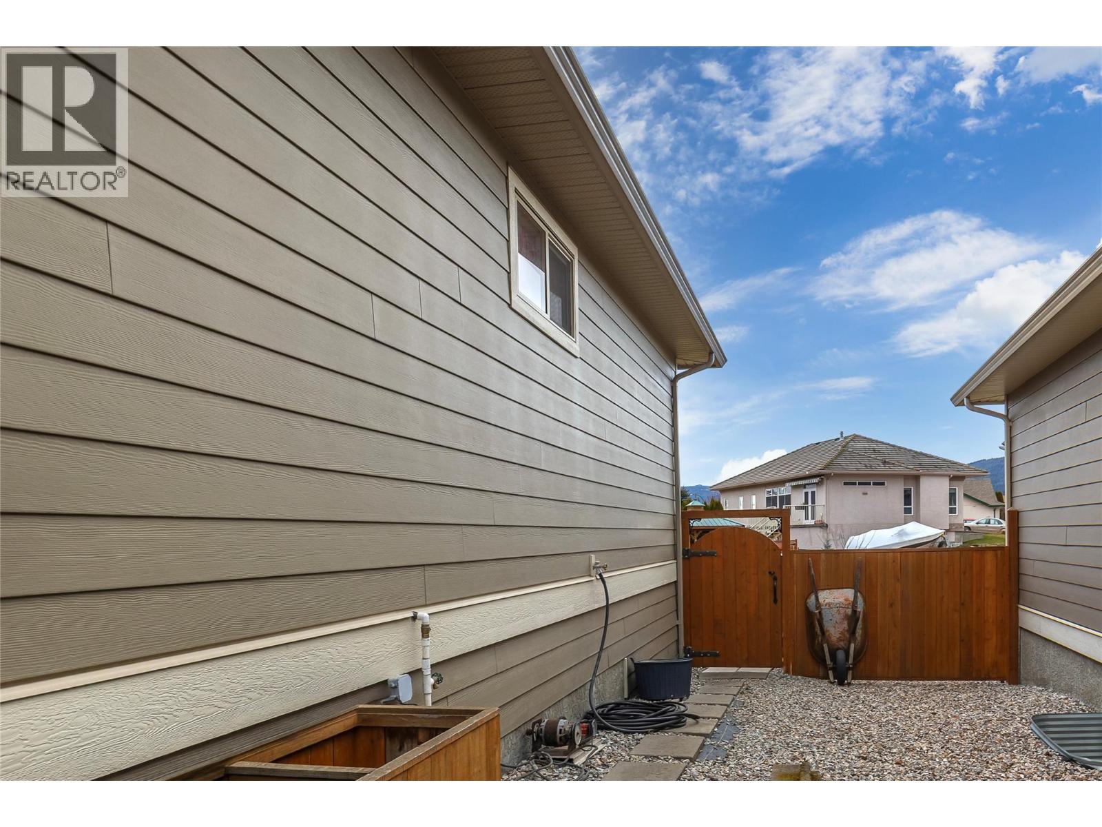 2372 Oglow Drive, Armstrong