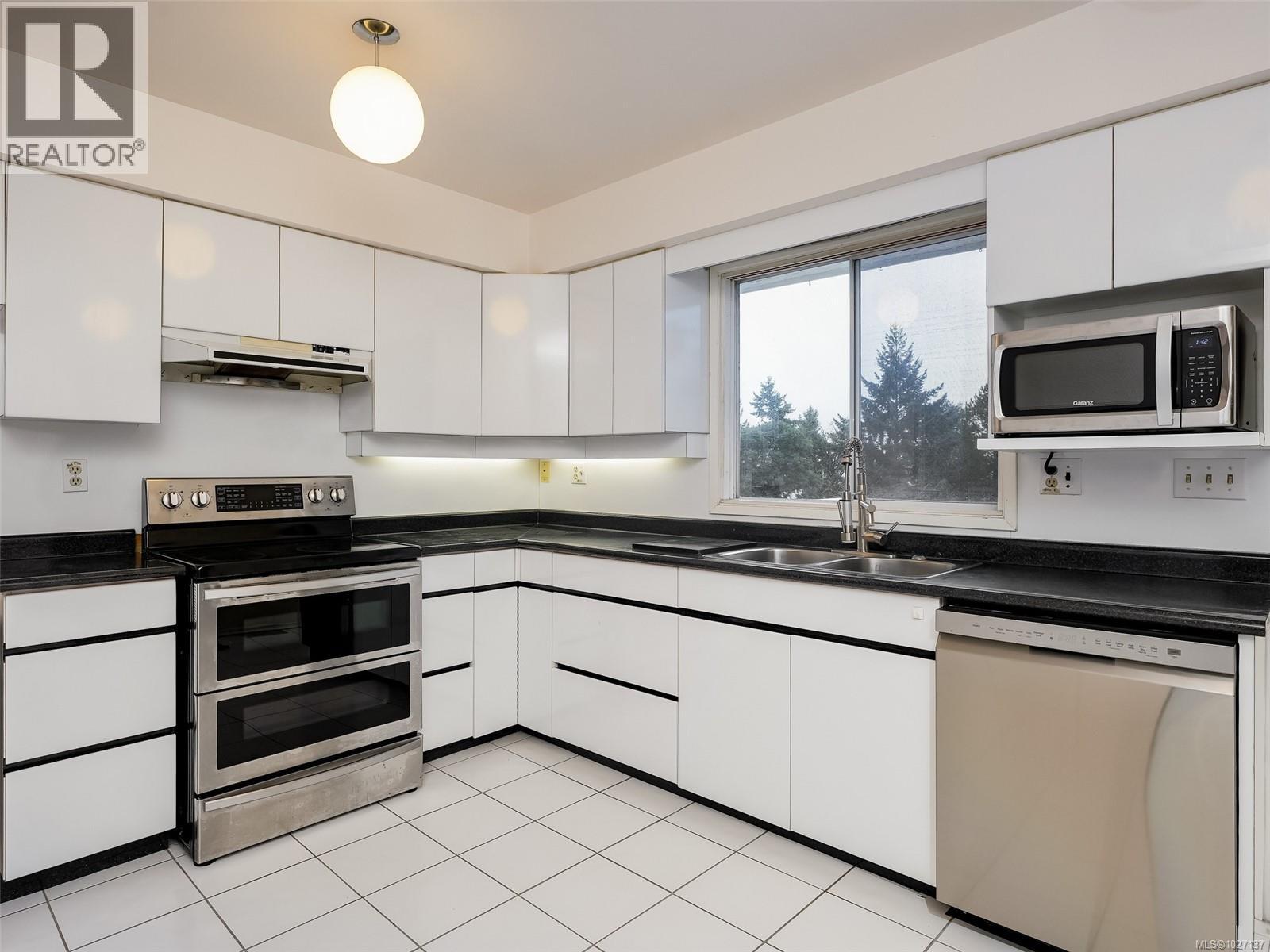 2202 ARBUTUS RD - 17