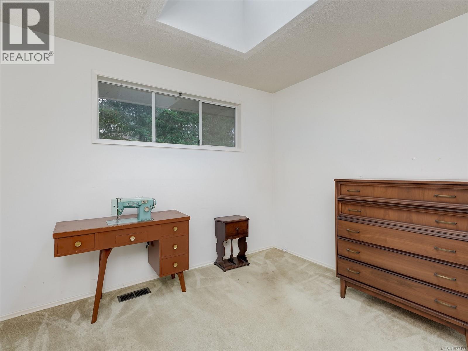 2202 ARBUTUS RD - 25